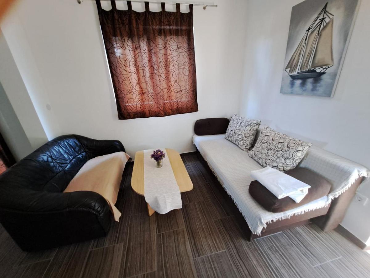 Apartmani Dusica Lumbarda Exterior photo