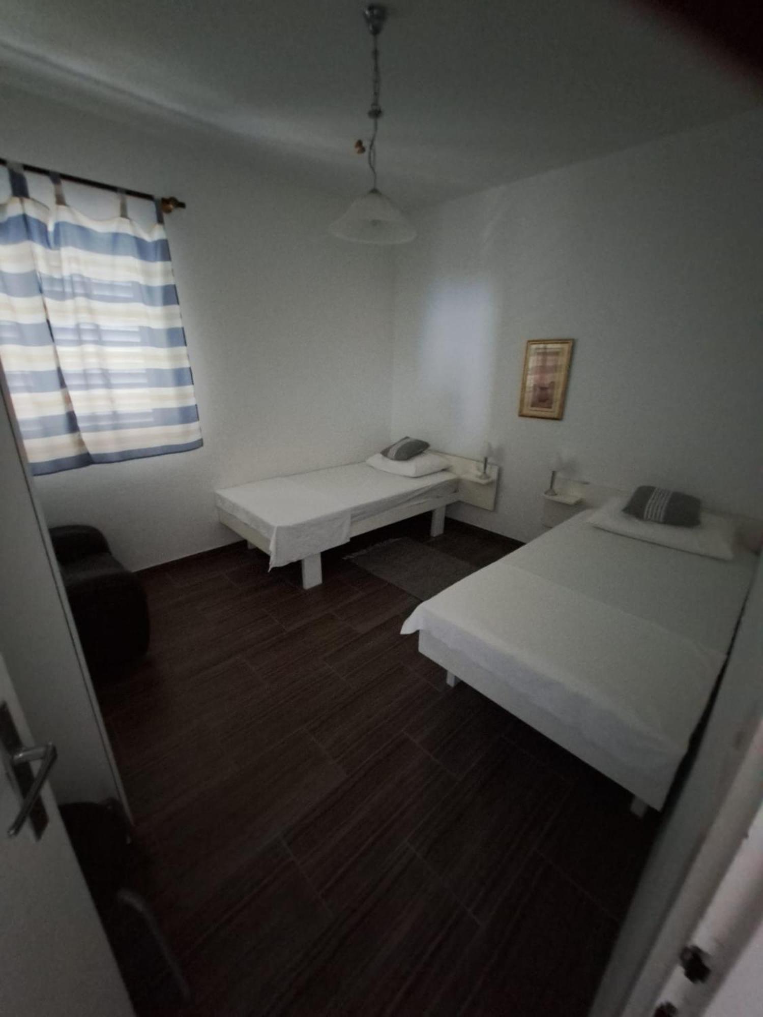Apartmani Dusica Lumbarda Exterior photo