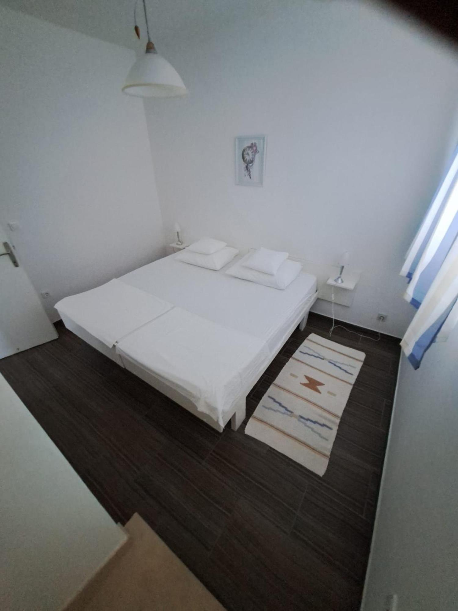 Apartmani Dusica Lumbarda Exterior photo